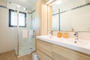 Shower, hair dryer, towels