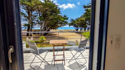 Le Bain de Mer – Sea View, Steps from the Beach, Spacious Family Home