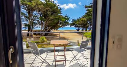 Le Bain de Mer – Sea View, Steps from the Beach, Spacious Family Home