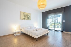 5 habitaciones, tabla de planchar con plancha y wifi gratis 