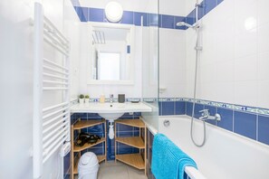 Douche, sĂšche-cheveux, serviettes fournies
