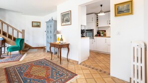 A spacious living area with a staircase, a kitchen, and a dining area. - L'Estuaire – River View, 20 Meters from Shops (Combrit)