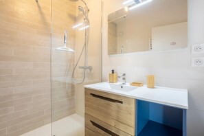 Dusche, Haartrockner, Handtücher