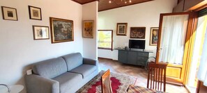 TV - Apartment 'Autunno' with Shared Pool, Wi-Fi and Air Conditioning (Massa e Cozzile)