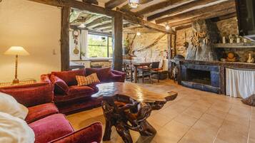 Televisión, chimenea y estéreo