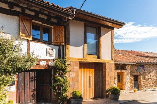 Holiday Home 'Casa Rural Villapajar' with Mountain Views, Private Garden & Wi-Fi