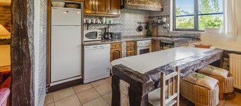 Casa de vacaciones 'Casa Rural Villapajar' con vistas a la montaña, jardín privado y Wi-Fi