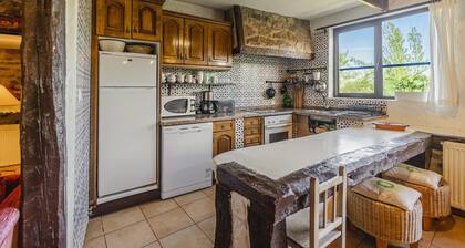 Casa de vacaciones 'Casa Rural Villapajar' con vistas a la montaña, jardín privado y Wi-Fi