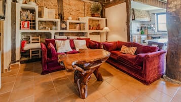 TV, fireplace, stereo