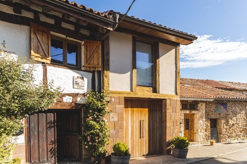 Holiday Home 'Casa Rural Villapajar' with Mountain Views, Private Garden & Wi-Fi