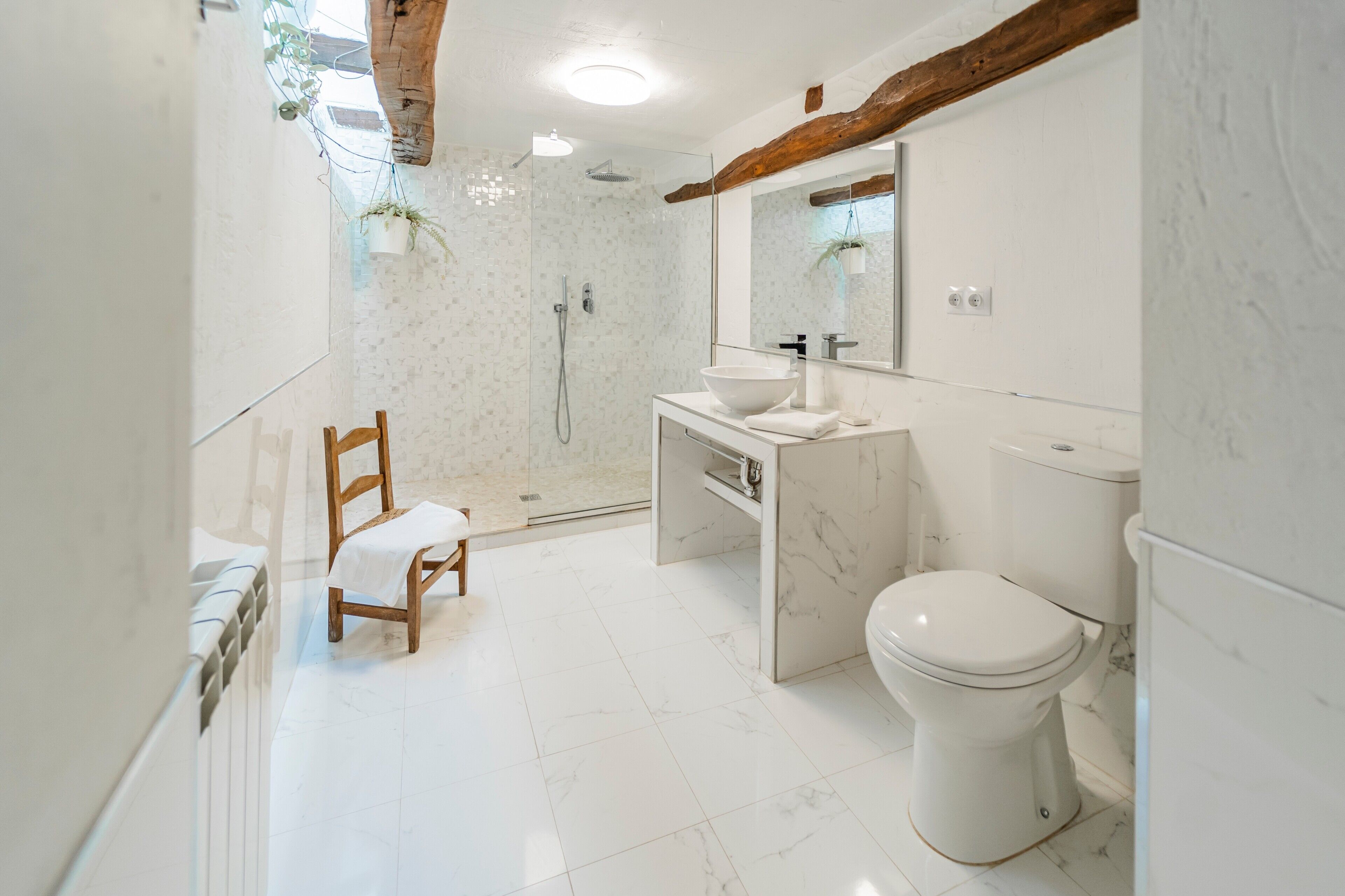 Een douche, een haardroger, handdoeken