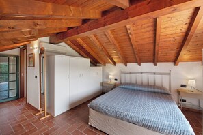 1 bedroom, bed sheets