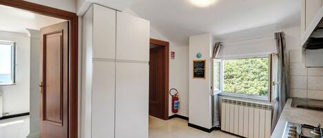 Kühlschrank, Ofen, Herdplatte, Wasserkocher mit Kaffee-/Teezubehör