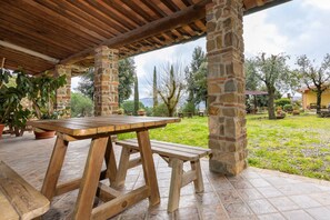 Outdoor dining - Apartment 'Simone' with Shared Pool and Shared Garden (Massa Marittima)