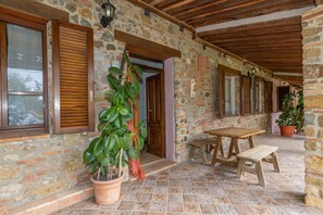 Outdoor dining - Apartment 'Simone' with Shared Pool and Shared Garden (Massa Marittima)