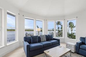 Téléviseur connecté, foyer, jeux vidéo, lecteur de DVD