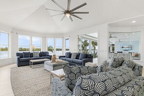 Téléviseur connecté, foyer, jeux vidéo, lecteur de DVD