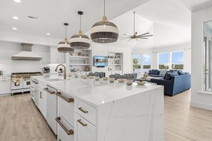 Kylskåp, mikrovågsugn, ugn och spishäll