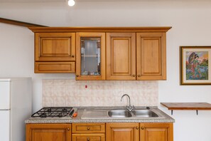 Fridge, stovetop, electric kettle, cookware/dishes/utensils - Apartment 'Cinzia' with Shared Pool and Shared Garden (Massa Marittima)