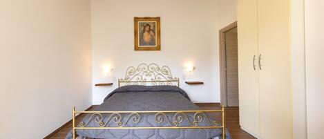 1 室のベッドルーム、ベッドシーツ、車椅子でアクセスできる設備