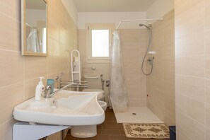 Shower, towels