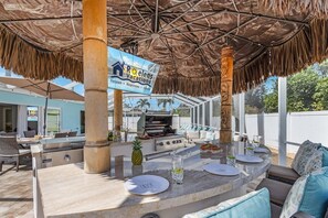 Property grounds - Resort Style Living, Sleeps 12, Heated Pool & Hot Tub - Sea Breeze Oasis - Roelens (Fort Myers)