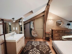 4 室のベッドルーム、アイロン / アイロン台、WiFi (無料)、ベッドシーツ