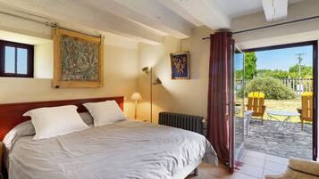 4 bedrooms, iron/ironing board, free WiFi, bed sheets
