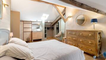 4 bedrooms, iron/ironing board, free WiFi, bed sheets