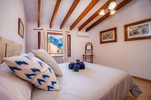 3 bedrooms, desk, soundproofing, iron/ironing board