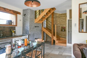 Interior - Cottage 'Entre Lacs Et Montagne' with Mountain View, Wi-Fi and Air Conditioning (Saint-Bueil)