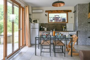 Frigorífico, microondas, horno y placa de cocina