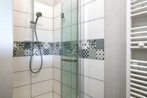Regadera y secadora de cabello 
