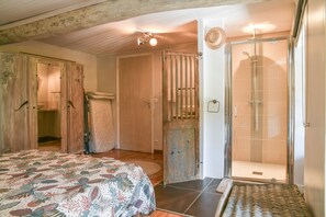 3 bedrooms, iron/ironing board, free WiFi