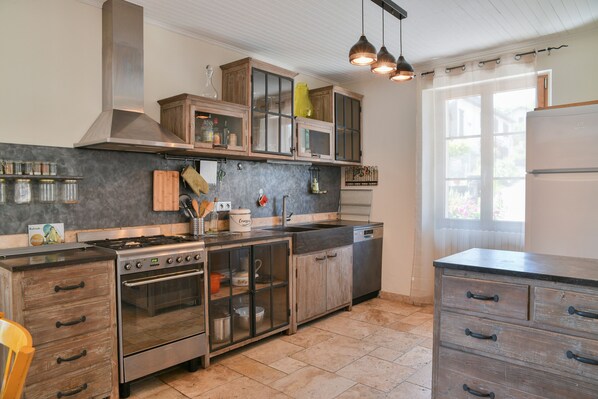 Réfrigérateur, micro-ondes, four, plaque de cuisson