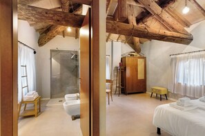 1 habitación, tabla de planchar con plancha, wifi gratis y ropa de cama