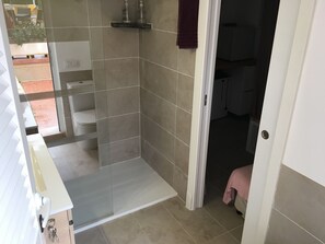 Een douche, een haardroger, handdoeken