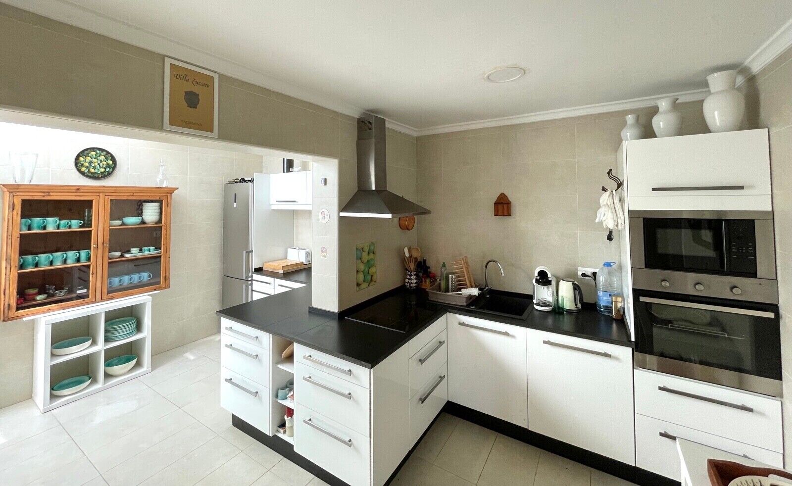 Køleskab, mikrobølgeovn, ovn, kogeplade