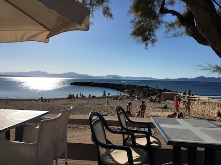 On the beach. Holiday Home 'Mateu' with Private Pool, Wi-Fi and Air Conditioning