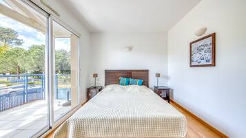 2 bedrooms, iron/ironing board, WiFi