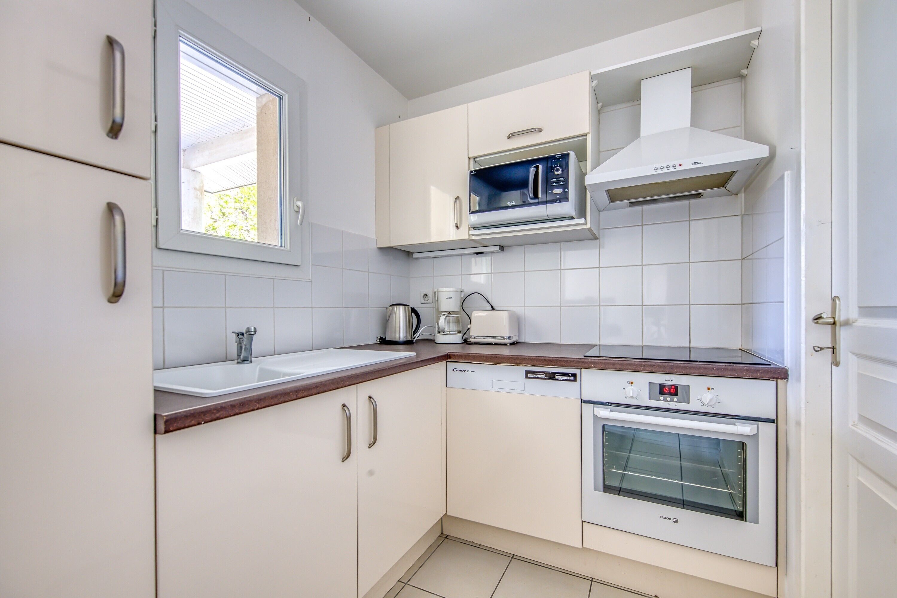 Fridge, microwave, dishwasher, coffee/tea maker