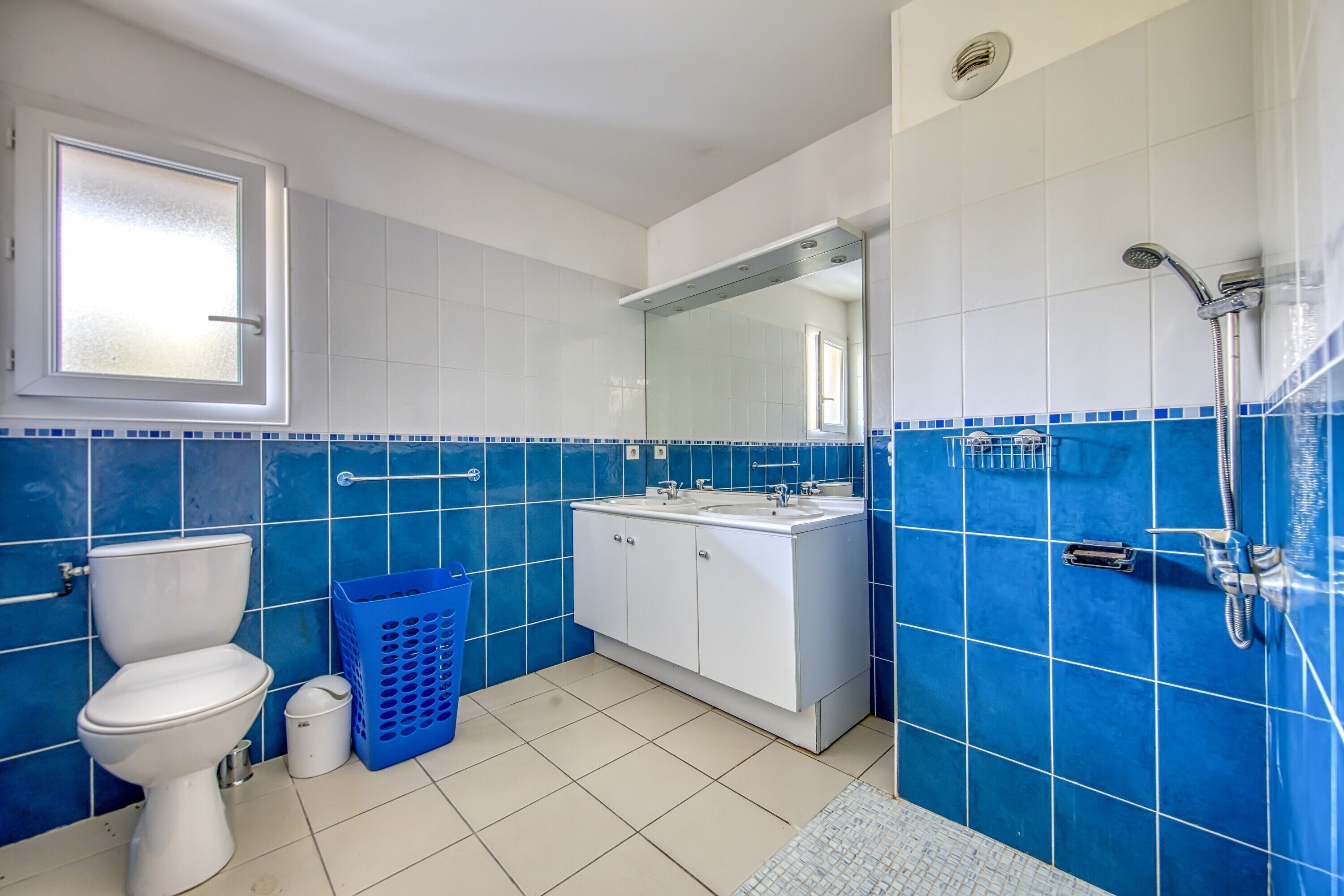 Un baño con inodoro, lavabo y ducha.