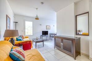 TV - Accessible Apartment for Persons with Reduced Mobility with Garden and Shared Pool in Soulac-sur-Mer (Soulac-sur-Mer)