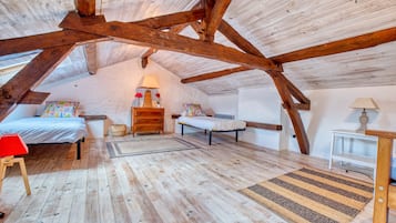 4 bedrooms, iron/ironing board, free WiFi
