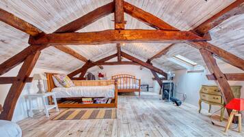 4 bedrooms, iron/ironing board, free WiFi