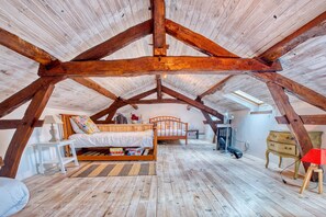 4 bedrooms, iron/ironing board, free WiFi