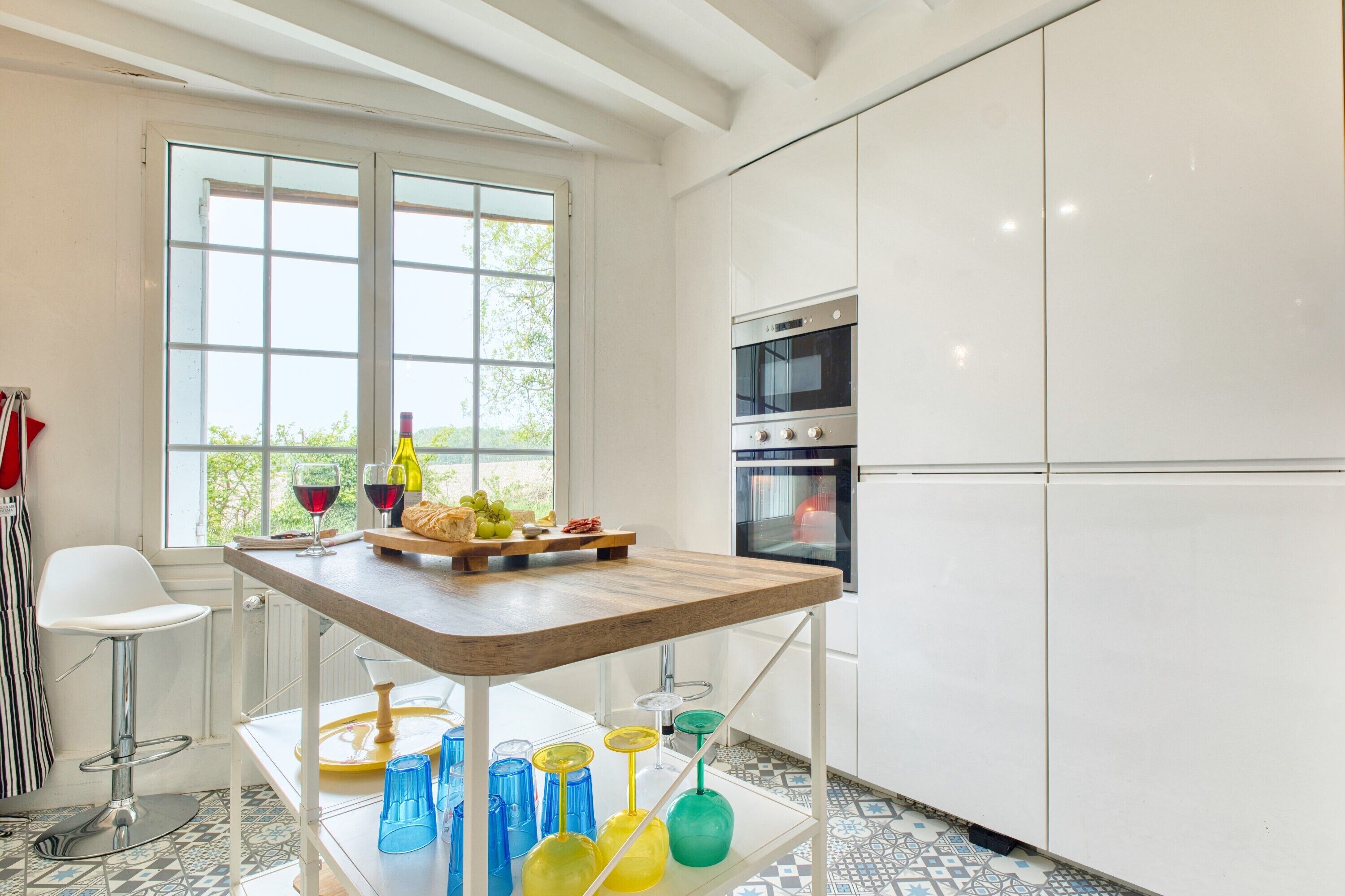 Jääkaappi, mikroaaltouuni, uuni, liesi