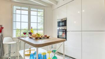 Jääkaappi, mikroaaltouuni, uuni, liesi