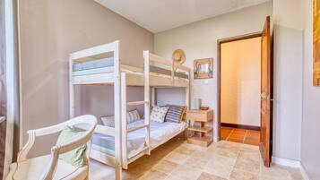 3 bedrooms, iron/ironing board, free WiFi