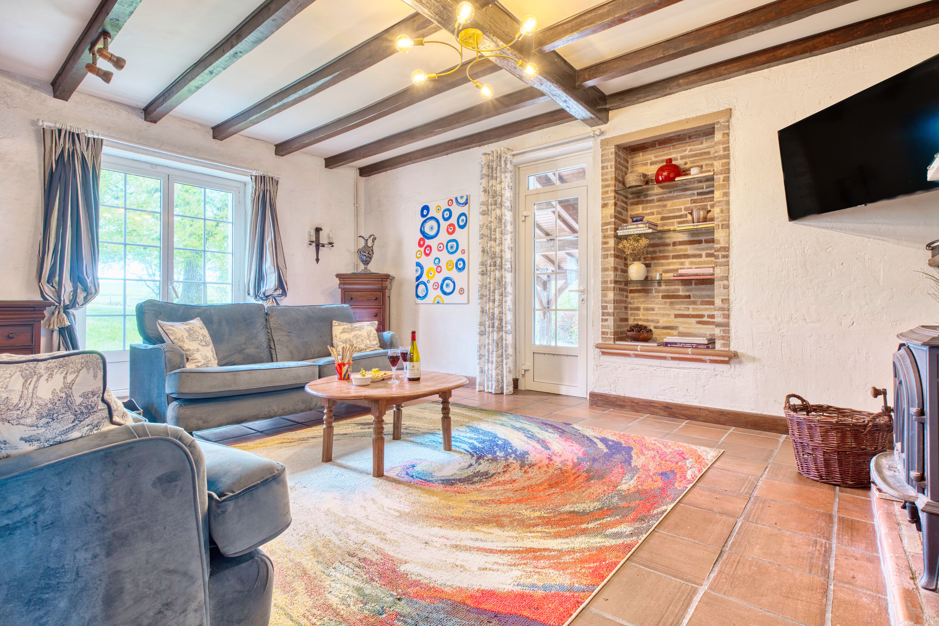 Televisión y chimenea 